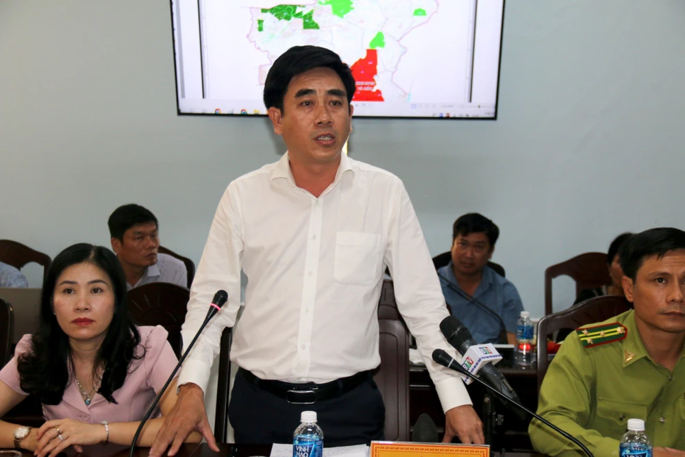 Ông Lê Thanh Sơn trả lời thông tin báo chí. Ảnh PN