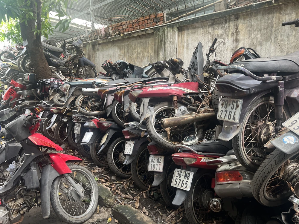Số phận "hẩm hiu" của những chiếc xe bị "bỏ rơi". Ảnh Đào Trang