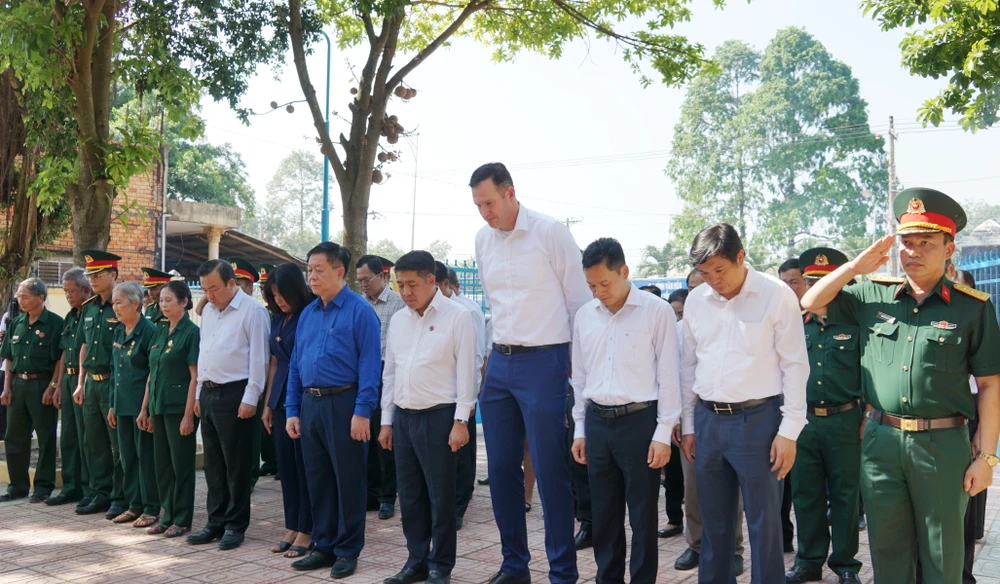 Trưởng Ban Tuyên giáo Trung ương tại đài vinh danh Sư đoàn 1 và nhà bia tưởng niệm liệt sĩ Sư đoàn 9, Quân đoàn 4