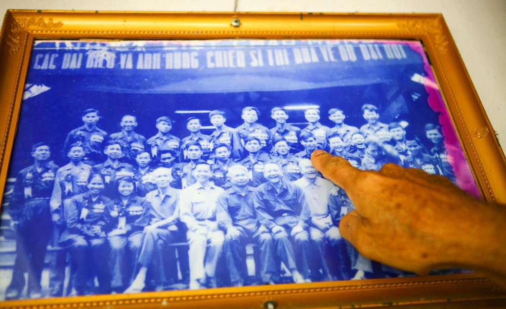 "Những người bám trụ lại ở vùng đất Củ Chi này là đủ để được phong anh hùng chứ không cần phải đi chiến đấu". "Những người bám trụ lại ở vùng đất Củ Chi này là đủ để được phong anh hùng chứ không cần phải đi chiến đấu".