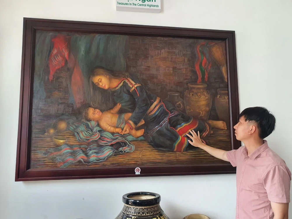 Bạn trẻ thích thú bên bức tranh ‘Ngủ ngon Akei ơi’, đây là bức tranh quý nói về tình cảm của người mẹ dành cho con mà anh sưu tầm được.