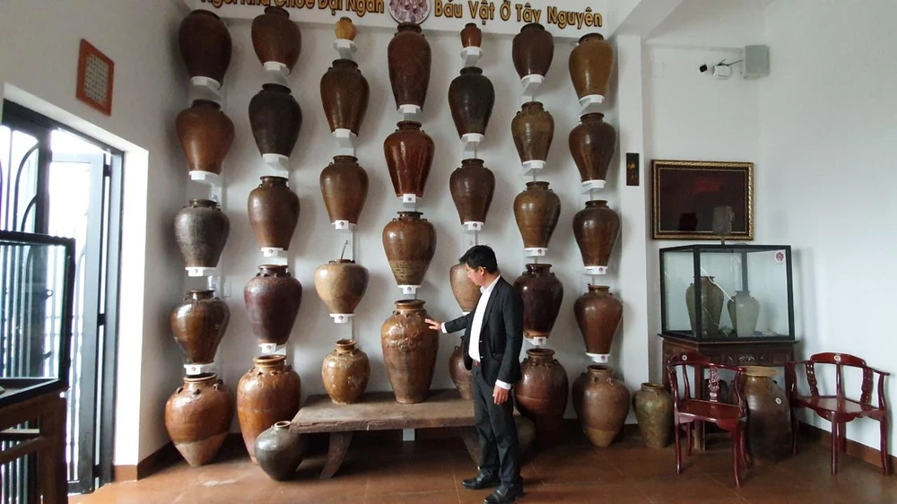 Theo đuổi hơn hai năm, bằng nhiều mối quan hệ, anh mới gặp được chủ nhân của chiếc bình cổ nói trên tại nhà riêng ở Bình Dương. Đó là nhà sưu tầm Nguyễn Đương, là một người rất đam mê sưu tập các hiện vật gốm sứ cổ xưa.