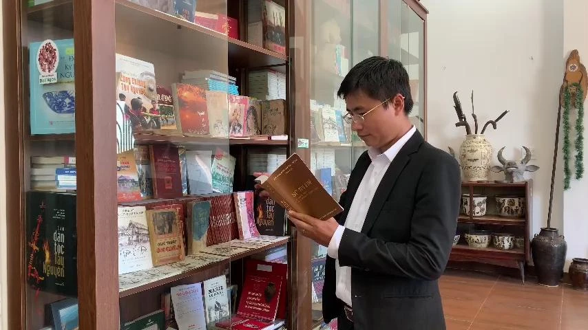 Tủ sách với hàng trăm cuốn sách quý, được xem như thư viện thu nhỏ về văn hóa Tây Nguyên giữa lòng phố Buôn Ma Thuột.
