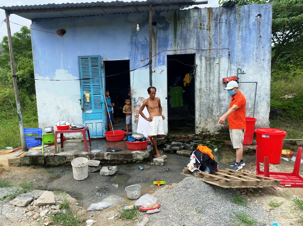 Anh Vân tìm cách gần gũi, mua sắm dụng cụ nấu ăn, vệ sinh chỉ dạy nấu ăn, tắm giặt...