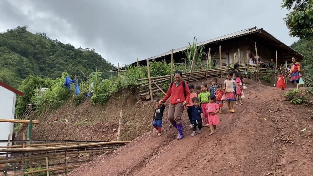 Giờ đây, trẻ em bản Huổi Púng rất thích đến lớp học. Bởi vì, ở đây, các em được cô dạy học, cho ăn, ru ngủ và được vui chơi với bạn bè. Giờ đây, trẻ em bản Huổi Púng rất thích đến lớp học. Bởi vì, ở đây, các em được cô dạy học, cho ăn, ru ngủ và được vui chơi với bạn bè.