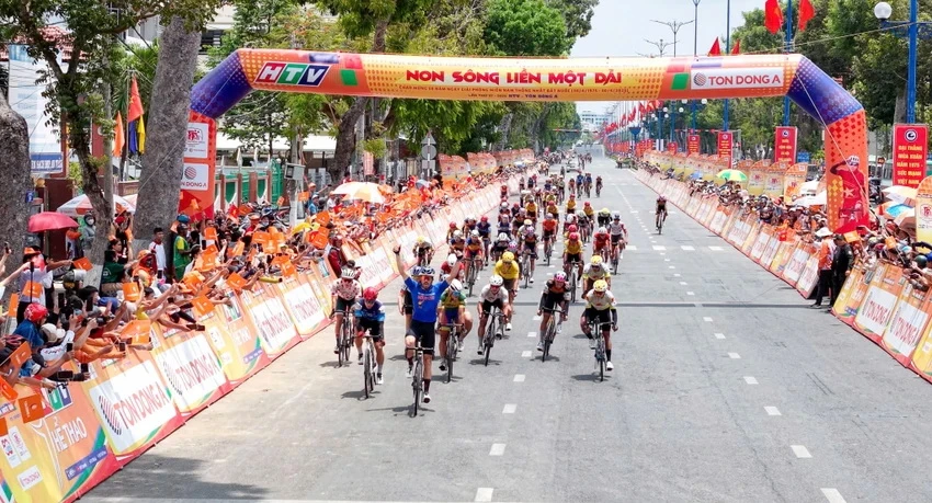 p18 3_PL_lichsu_Cuptruyenhinh_HTV_tulieu.jpg