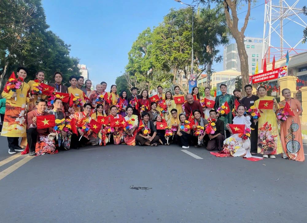 p89-2904-van nghe si dieu hanh-t.trang.jpg