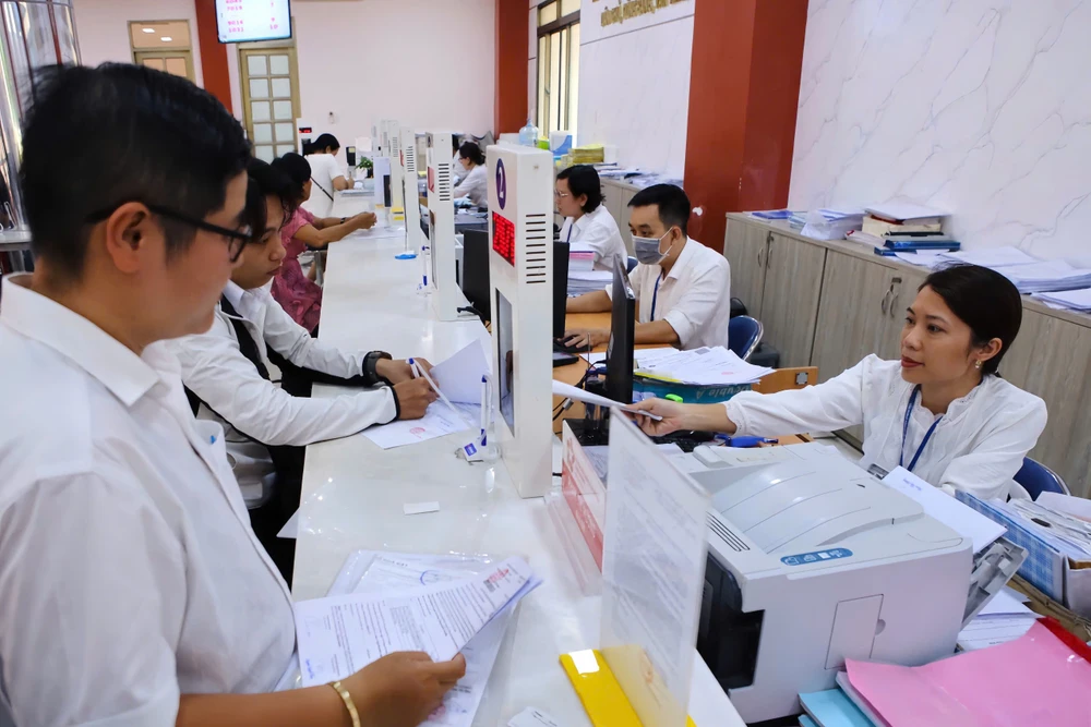 biên chế suốt đờ