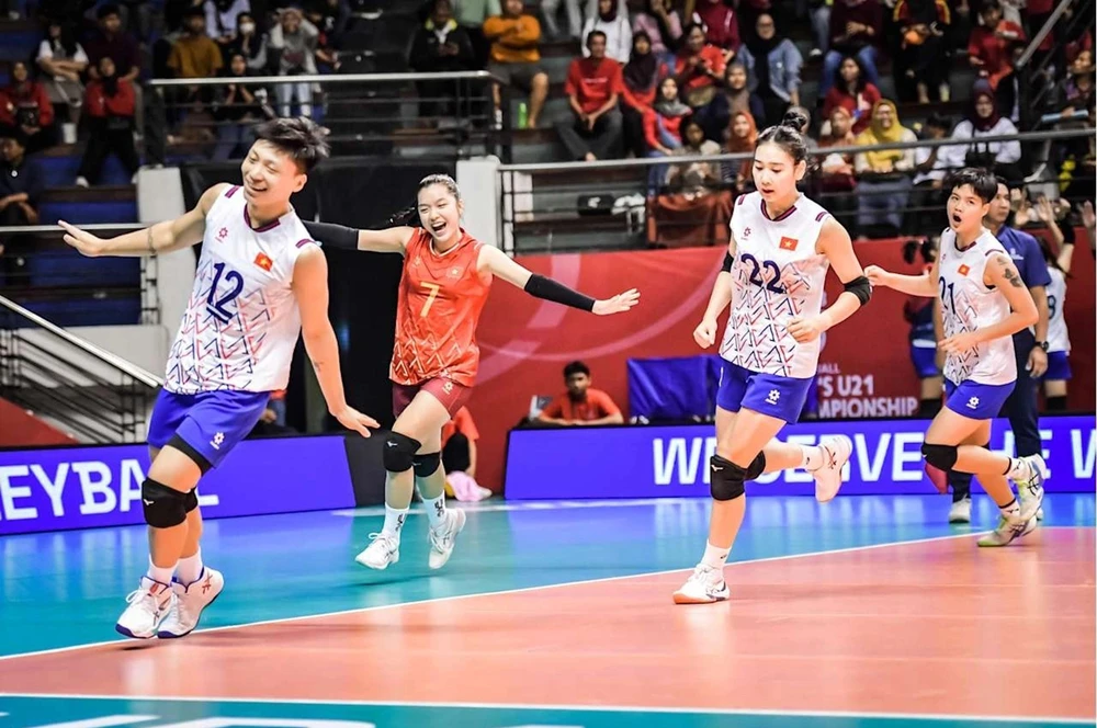 Đặng Thị Hồng (số 12) trong trận Việt Nam thắng chủ nhà Indonesia 3-0 ở giải bóng chuyền nữ U-21 thế giới 2025