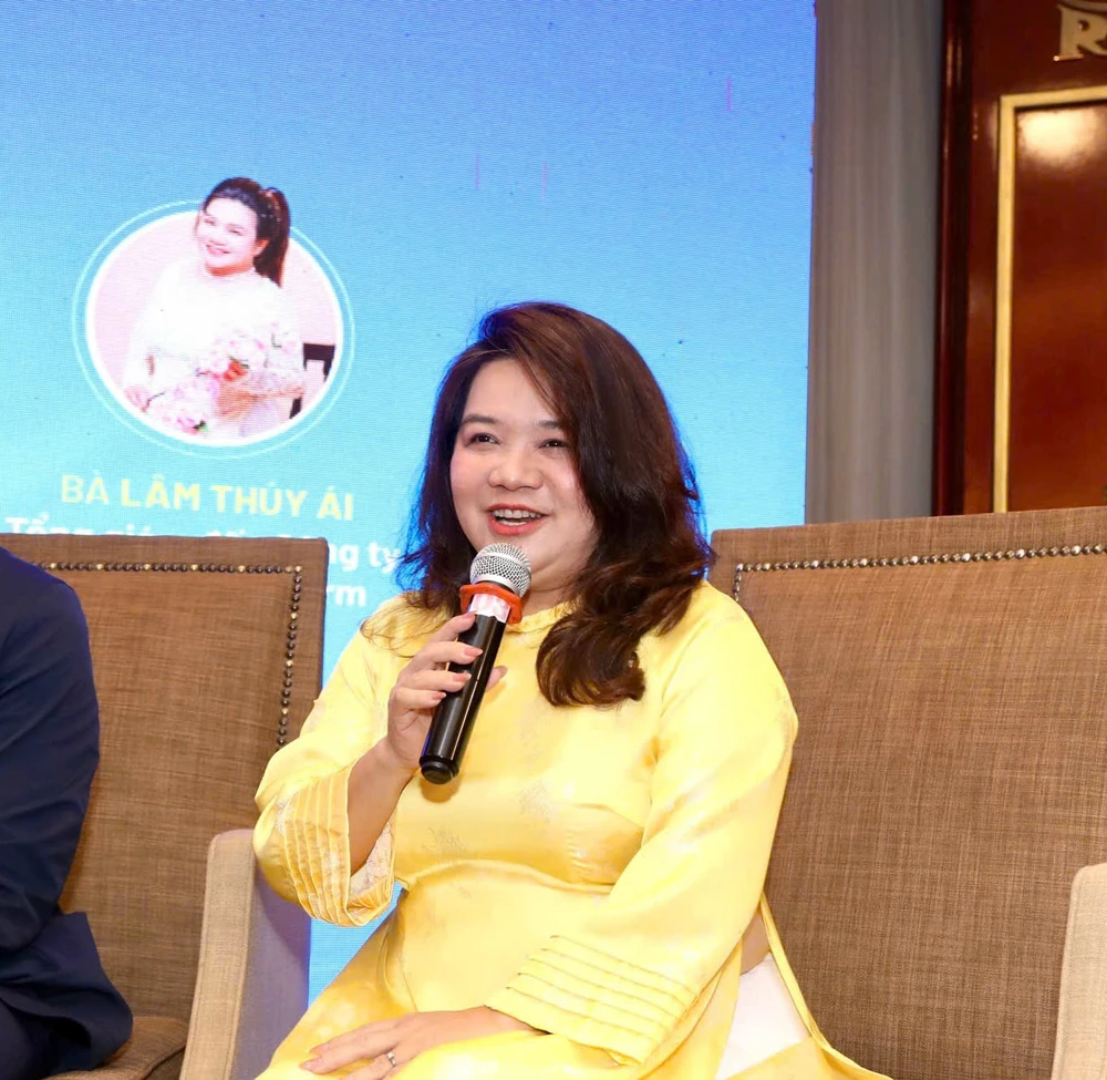 p10-11 lam thuy ai.jpg