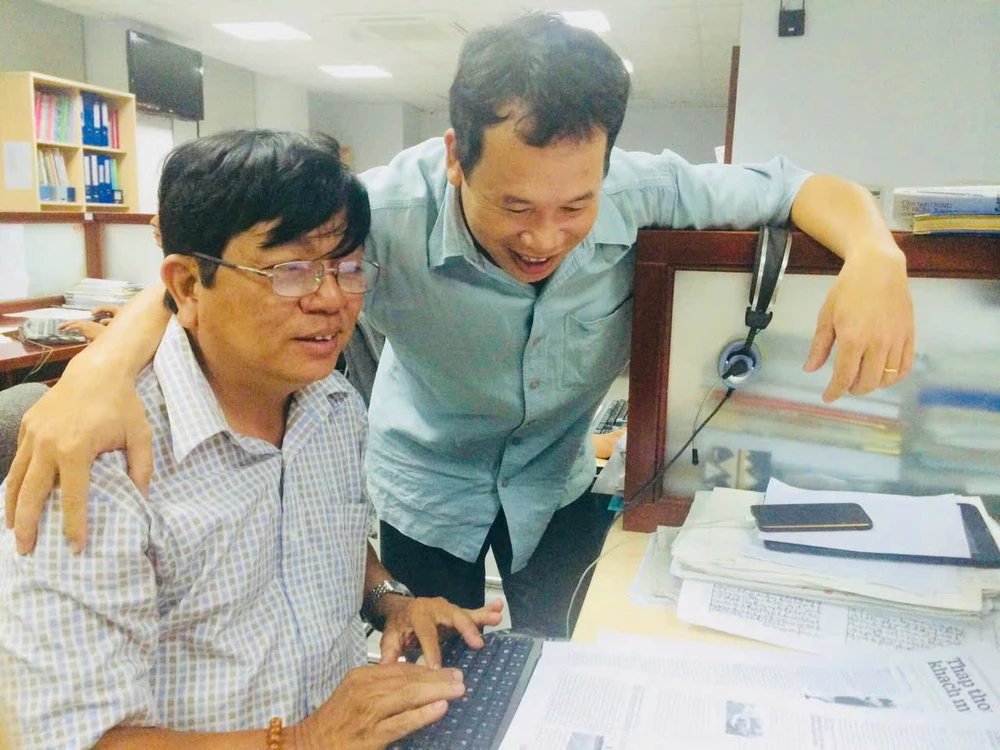Hai nhà báo Nguyễn Dũng và Trung Dung lúc còn làm việc tại báo Pháp Luật TP.HCM. Ảnh: Tư liệu
