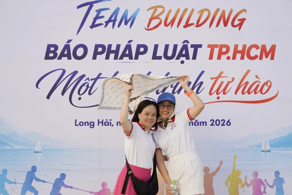p28-29 Phuong Dung - Thy Lan.jpg