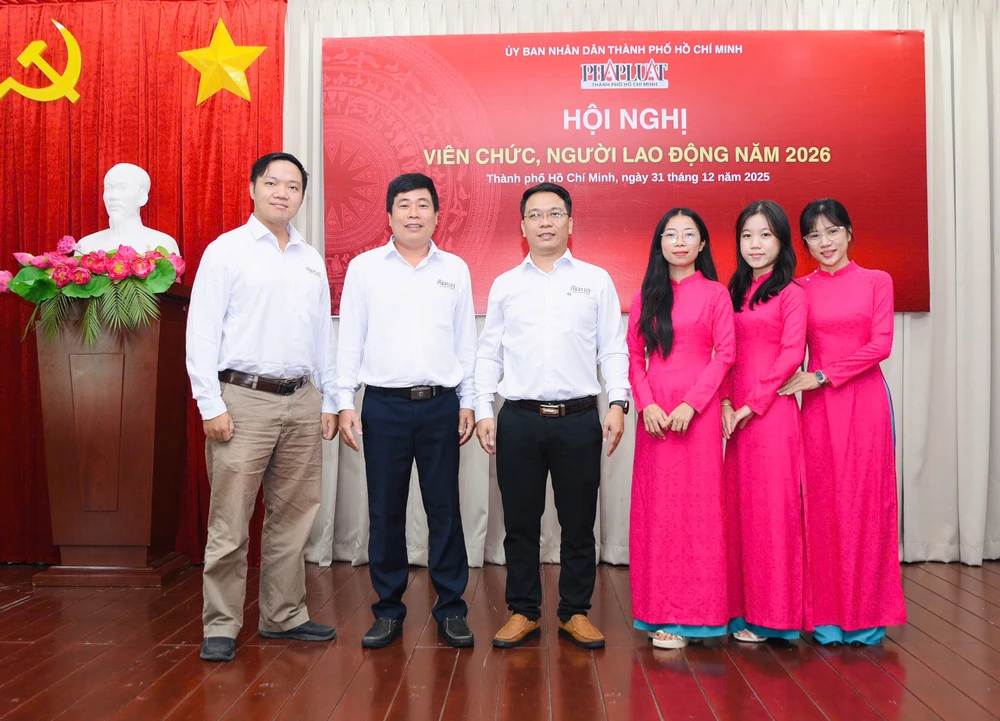 Tác giả (giữa) cùng các thành viên trong tổ Kỹ thuật online.