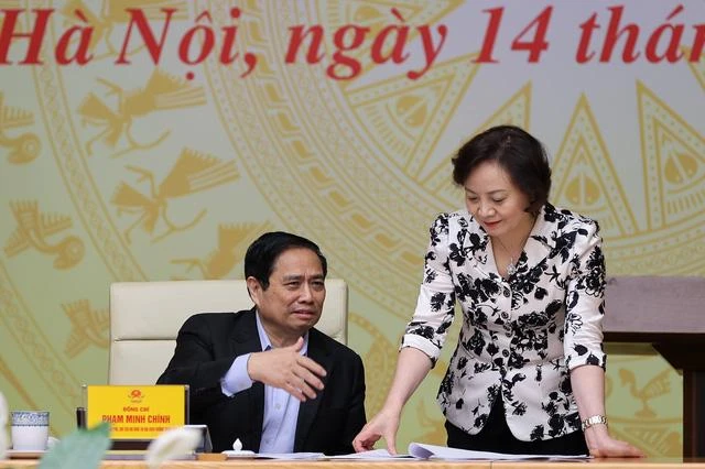 Thủ tướng Phạm Minh Chính trao đổi cùng Bộ trưởng Nội vụ Phạm Thị Thanh Trà. Ảnh: VGP