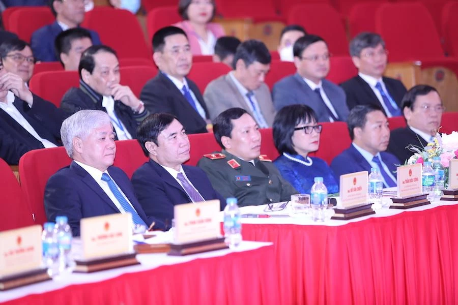 Chủ tịch Uỷ ban Trung ương Mặt trận Tổ quốc Việt Nam Đỗ Văn Chiến (ngoài cùng bên trái) và các khách mời dự Đại hội lần thứ II Hội khoa học hành chính. Ảnh: CTV