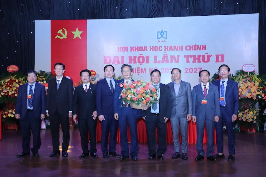 Lãnh đạo Hiệp hội Khoa học hành chính Việt Nam nhiệm kỳ 2022-2027 ra mắt. Ảnh: CTV