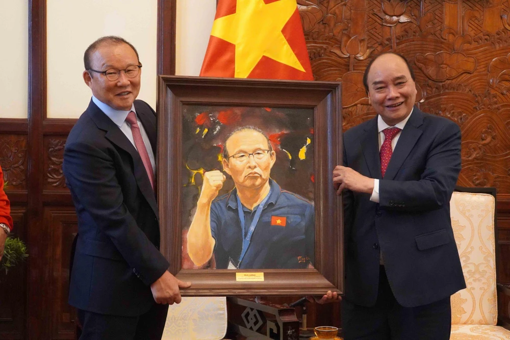 Chủ tịch nước tặng HLV Park Hang- seo bức tranh vẽ chân dung ông. Ảnh: XĐ