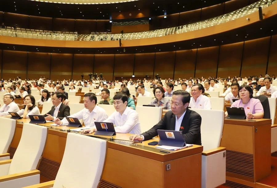 Đoàn đại biểu Quốc hội TP.HCM biểu quyết thông qua Nghị quyết thí điểm mô hình tổ chức hoạt động lao động, hướng nghiệp, dạy nghề cho phạm nhân ngoài trại giam. Ảnh: HOÀNG HẢI