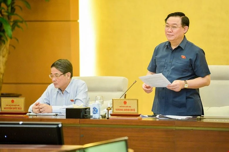 Chủ tịch Quốc hội Vương Đình Huệ chủ trì phiên họp bất thường của Uỷ ban Thường vụ Quốc hội xem xét tiếp tục giảm thuế bảo vệ môi trường đối với xăng, dầu, mỡ nhờn. Ảnh: QH