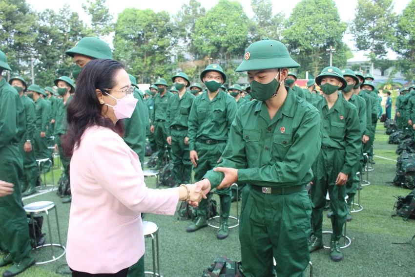 Bà Nguyễn Thị Lệ, Phó Bí thư Thành ủy, Chủ tịch HĐND TP động viên thanh niên tham gia nghĩa vụ quân sự năm 2022. Ảnh: NGUYỄN YÊN