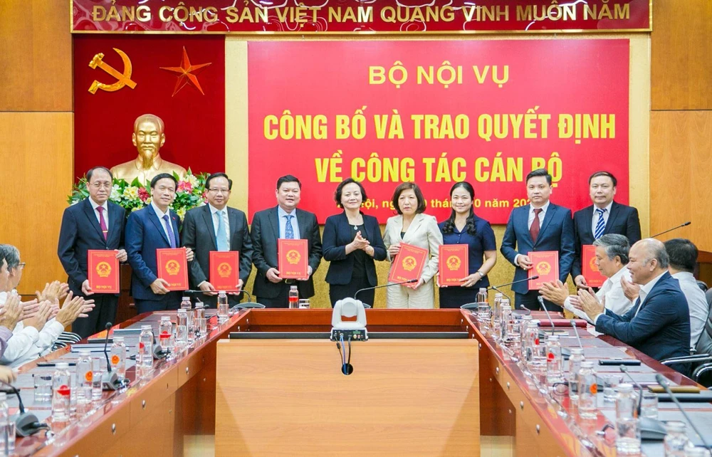 Bộ trưởng Nội vụ Phạm Thị Thanh Trà điều động, bổ nhiệm tám lãnh đạo cấp vụ. Ảnh: XĐ