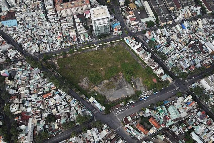 Dự án 152 Trần Phú nằm giữa trung tâm TP.HCM bị bỏ hoang nhiều năm. Ảnh: BẢO PHƯƠNG