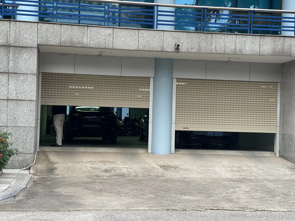 Công an đang thực hiện khám xét tại Cục Đăng kiểm Việt Nam. Ảnh: HOÀNG VIỆT