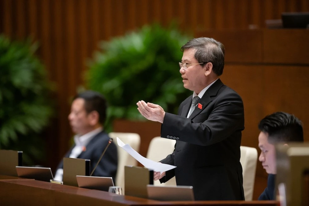 Viện trưởng VKSND Tối cao Lê Minh Trí trả lời chất vấn chiều 20-3. Ảnh: PHẠM THẮNG