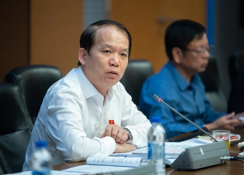 Chủ nhiệm Ủy ban Pháp luật Hoàng Thanh Tùng chủ trì phiên họp thẩm tra sơ bộ dự thảo. Ảnh: PHẠM THẮNG