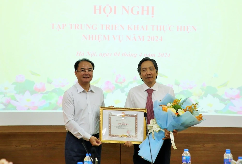 Hiệp hội Khoa học hành chính nhận bằng khen của Bộ trưởng Nội vụ