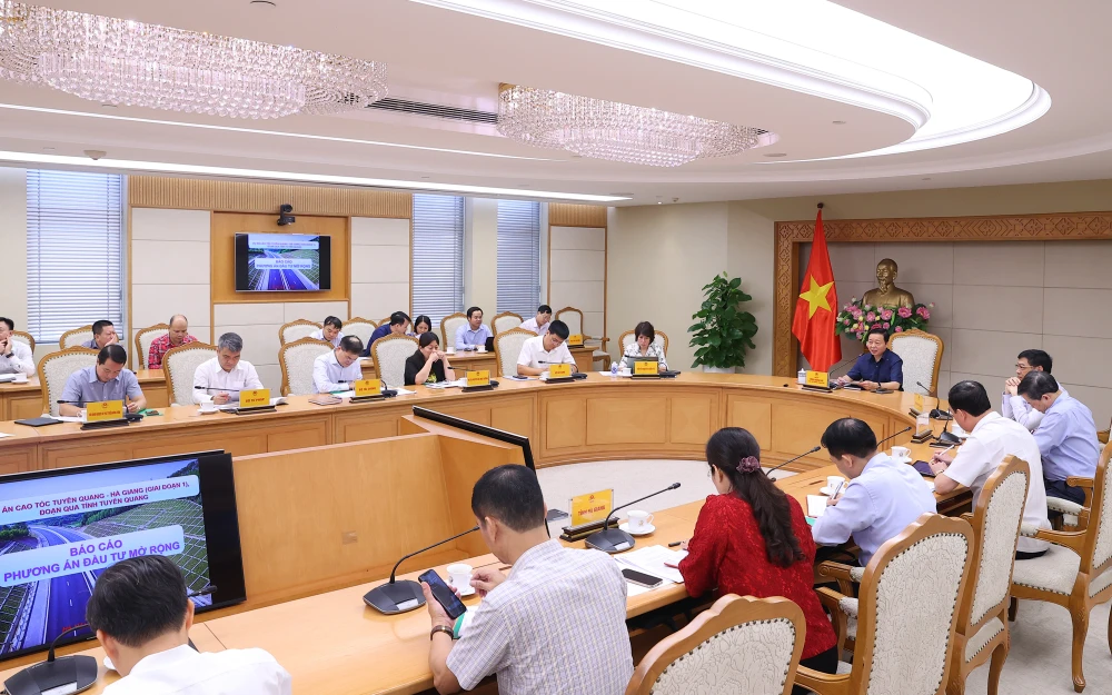 Phó Thủ tướng Trần Hồng Hà chủ trì cuộc làm việc liên quan đến đề xuất điều chỉnh chủ trương đầu tư dự án cao tốc Tuyên Quang- Hà Giang (giai đoạn 1) đoạn qua tỉnh Tuyên Quang. Ảnh: MINH KHÔI