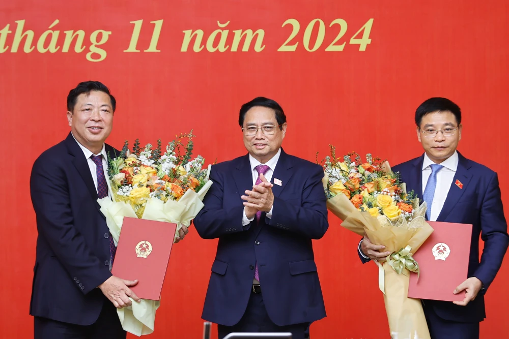 Thu-tuong-Pham-Minh-Chinh-trao-quyet-dinh-cho-hai-bo-truong.jpg