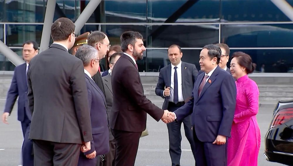 Chu-tich-Quoc-hoi-roi-Armenia1.jpg