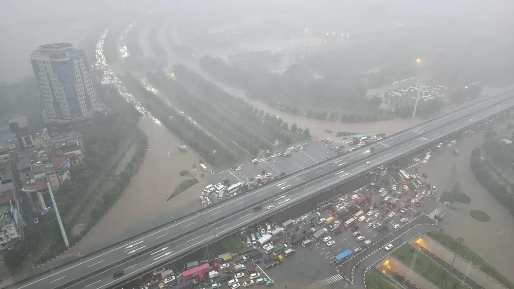 Hà Nội mưa to gây ngập lụt nhiều nơi