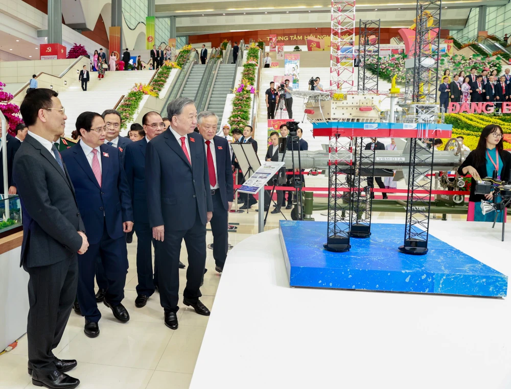 lanh-dao-dang-nha-nuoc-tham-quan-trien-lam-KHCN-tai-Dai-hoi.jpg