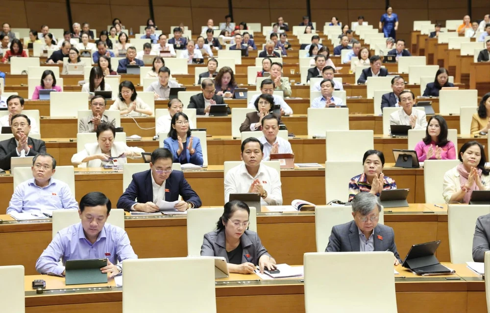 Quoc-hoi-bam-nut-thong-qua-Nghi-quyet-ve-kinh-te-xa-hoi.jpg