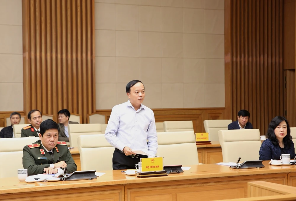 Thu-truong-Bo-Cong-an-bao-cao-tai-cuoc-hop.jpg