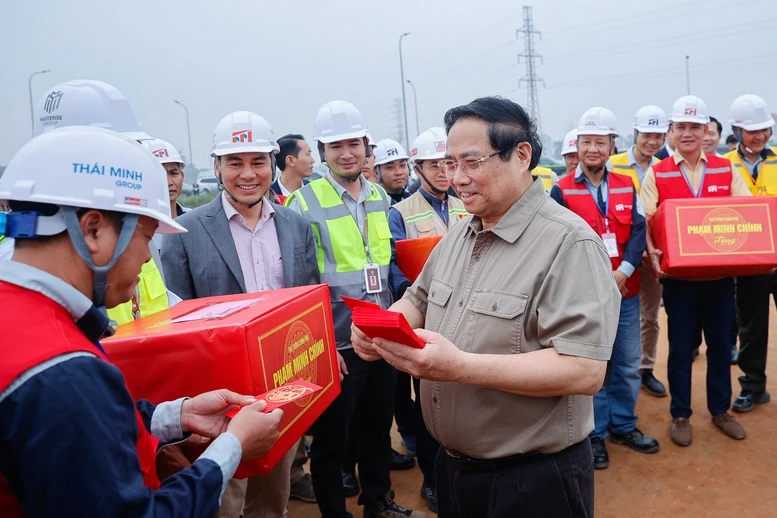 Thu-tuong-Pham-Minh-Chinh-tang-qua-cong-nhan-dang-thi-cong-du-an-san-bay-Gia-Binh.jpg