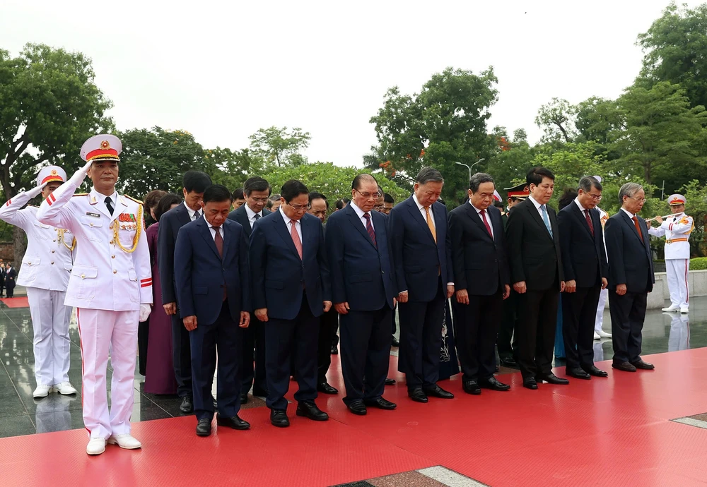 lanh-dao-Dang-nha-nuoc-dat-vong-hoa-tuong-niem-cac-anh-hung-liet-sy.jpg