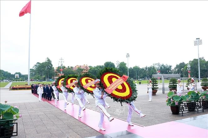lanh-dao-Dang-nha-nuoc-vieng-lang-Chu-tich-Ho-Chi-Minh1.jpg