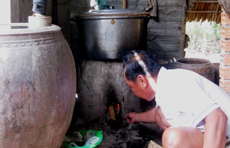 Kiến nghị lùi thời hạn dán tem rượu đế ảnh 1