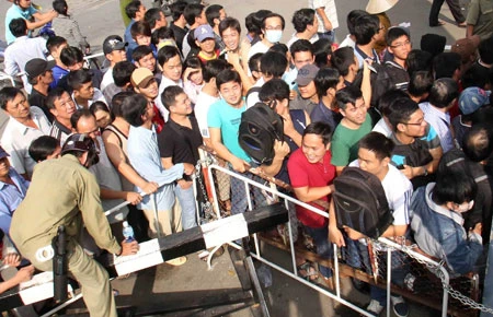 “Thượng đế”xếp hàng ảnh 1