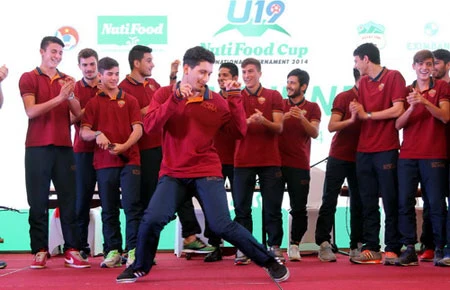 Cầu thủ trên sân khấu ảnh 2