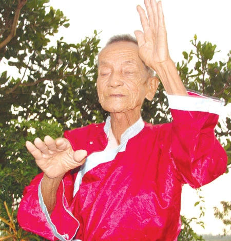 Một đời mê điệu sắc bùa ảnh 2