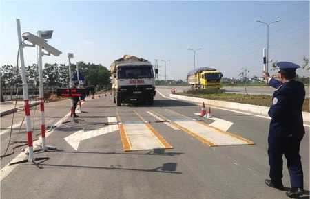 Kiểm tra tải trọng xe ở cửa ngõ TP.HCM ảnh 1