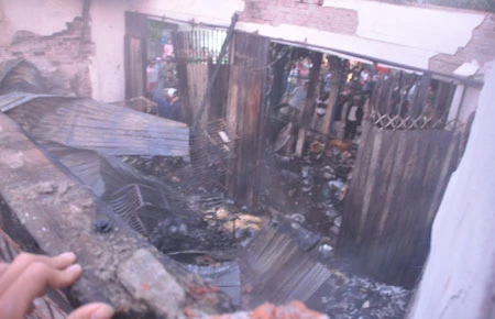 Cháy lớn thiêu rụi một cửa hàng tạp hóa ảnh 1