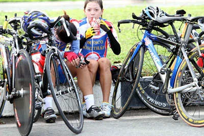 Giải đua xe đạp nữ quốc tế Cúp Biwase 2014: Té ơi, chuyện nhỏ! ảnh 2