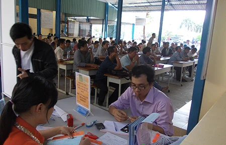 Dẹp “cò” bằng lái xe ở điểm cấp đổi mới ảnh 1