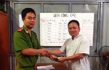 Trung úy công an trả lại tài sản đánh rơi cho du khách ảnh 1
