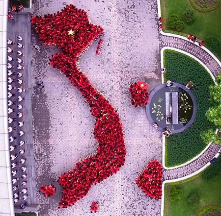 ĐH Ngoại thương: Thầy trò xếp hình bản đồ Tổ quốc ảnh 1